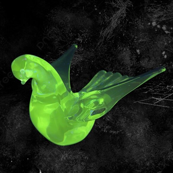 Swedish Clear Glass Bird Figurine Paperweight Manganese 365nm Green UV Glow VTG - Picture 2 of 15
